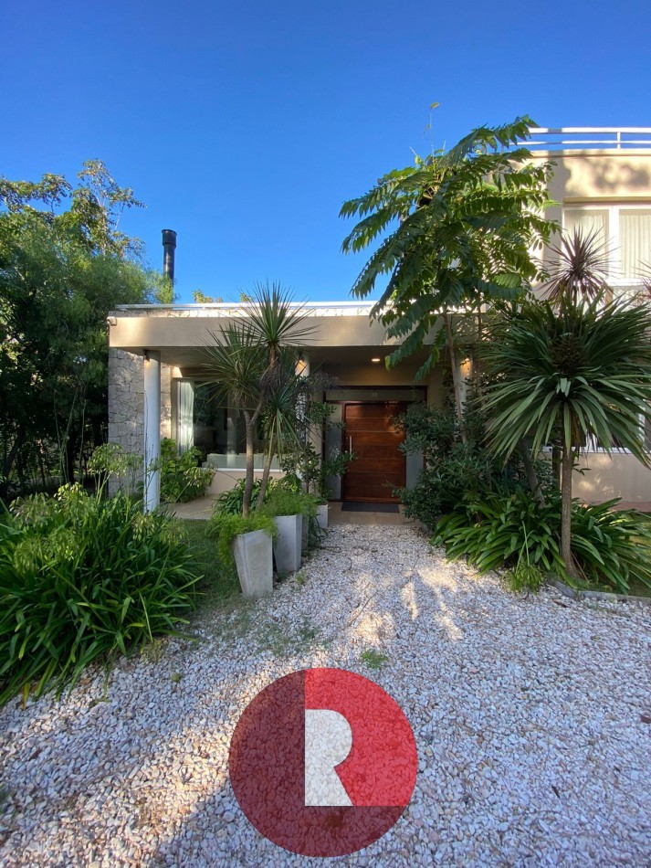 CASA CON PISCINA EN CARILO