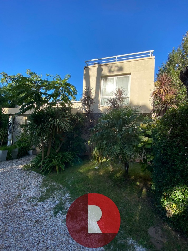 CASA CON PISCINA EN CARILO