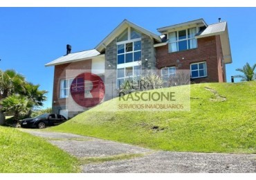 Casa en venta en Carilo, sobre Avutarda a 100 mas del mar!